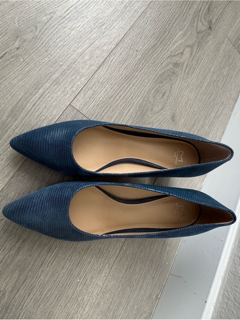 Marc Fisher Pointed Toe low heeled in bright blue Textured Leather